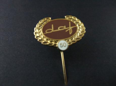 DAF, (Van Doorne Aanhangwagenfabriek) 50 jaar bruin logo goudkleurige krans